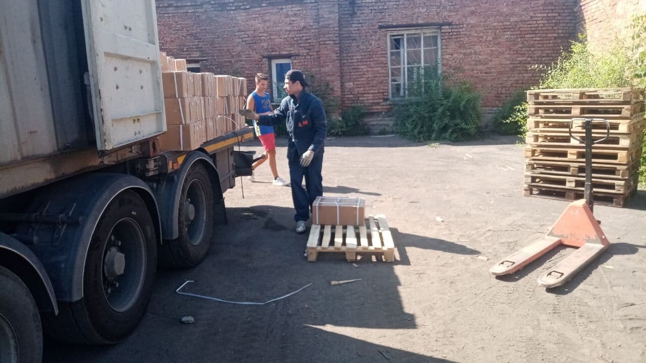 грузовой автомобиль, грузовик, грузовик с 200ми, погрузка, грузовая