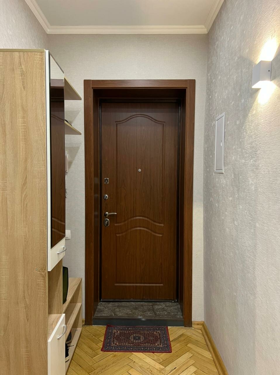 входная дверь в интерьере прихожей, интерьер прихожая, отделка прихожей, ремонт прихожей, коридор дверь посередине