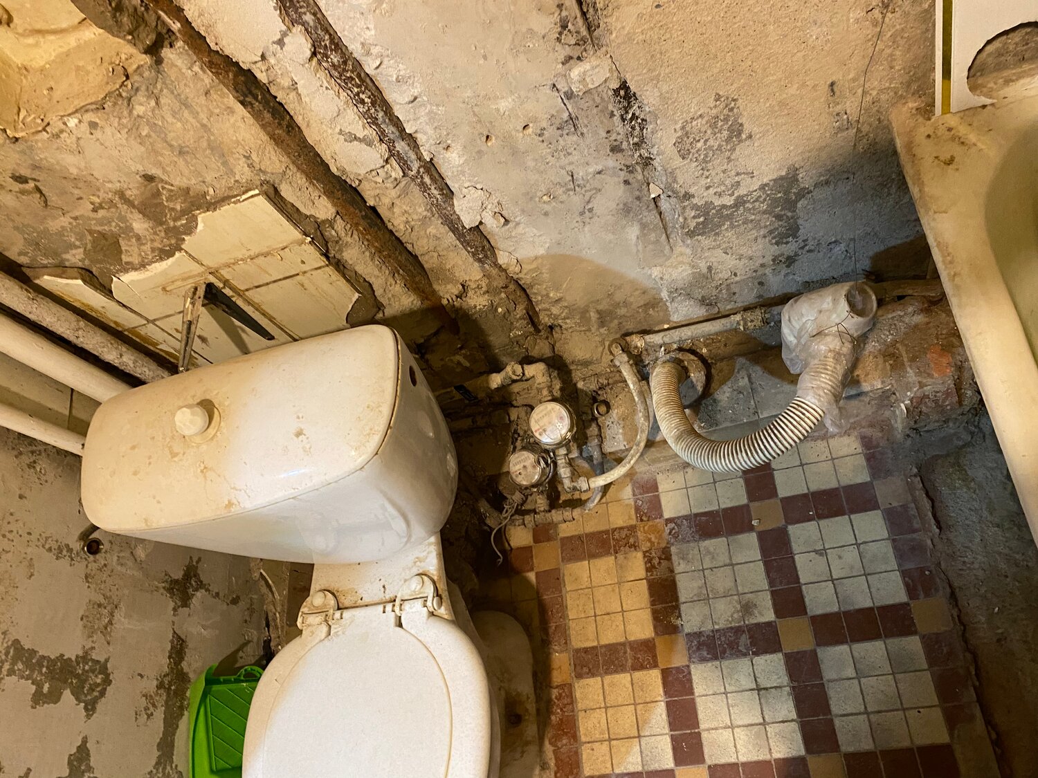 туалет, старый туалет, грязные туалеты, грязный унитаз, отделка туалета
