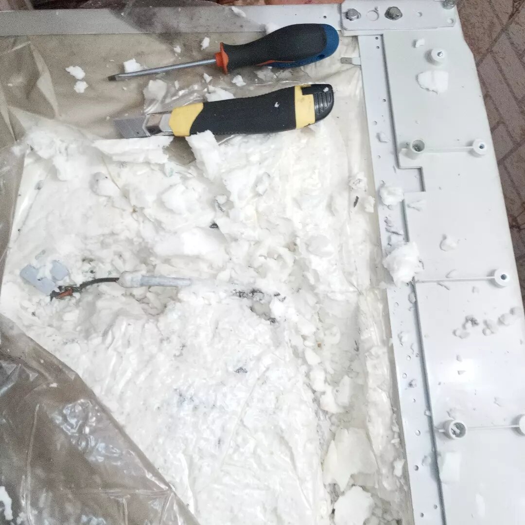 некачественная стяжка пола, в гараже, либхер утечка в запененной части холодильника, строительство или ремонт, ремонт