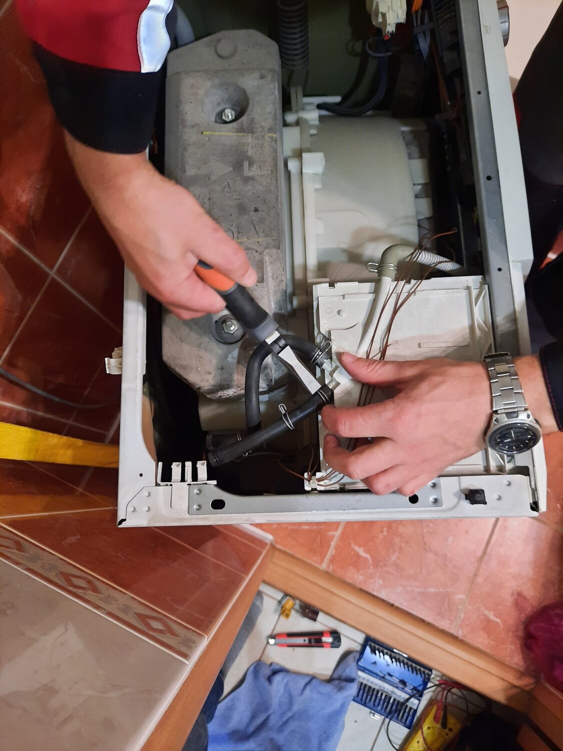 насос стиральной машины, амортизаторы стиральной машины zanussi fe1002, амортизатор стиральной машины, разобранная стиральная машина, стиральная машина
