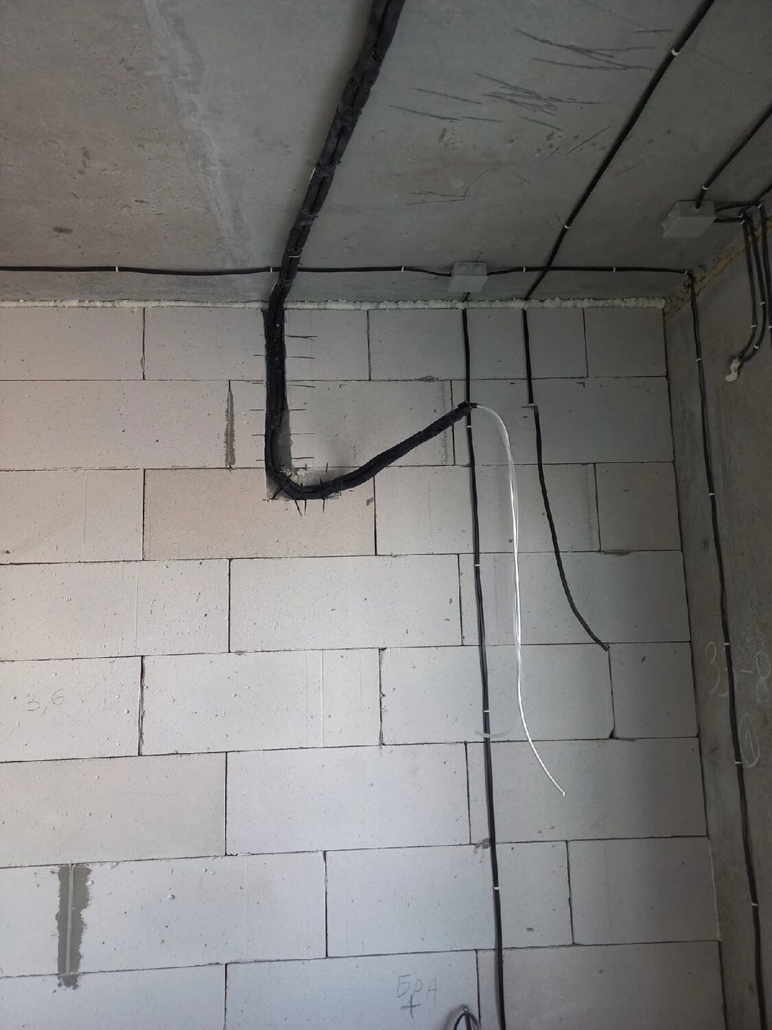 прокладка трассы для кондиционера своими руками, разводка электрики, монтаж электропроводки, прокладка трассы для сплит системы, электрика в частном доме