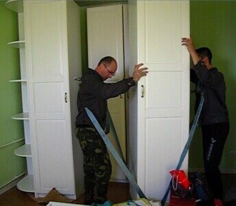 перестановка мебели грузчики, перенос мебели в квартире грузчики, помощь устройство в перестановке мебели в комнате, квартирный переезд, шкаф