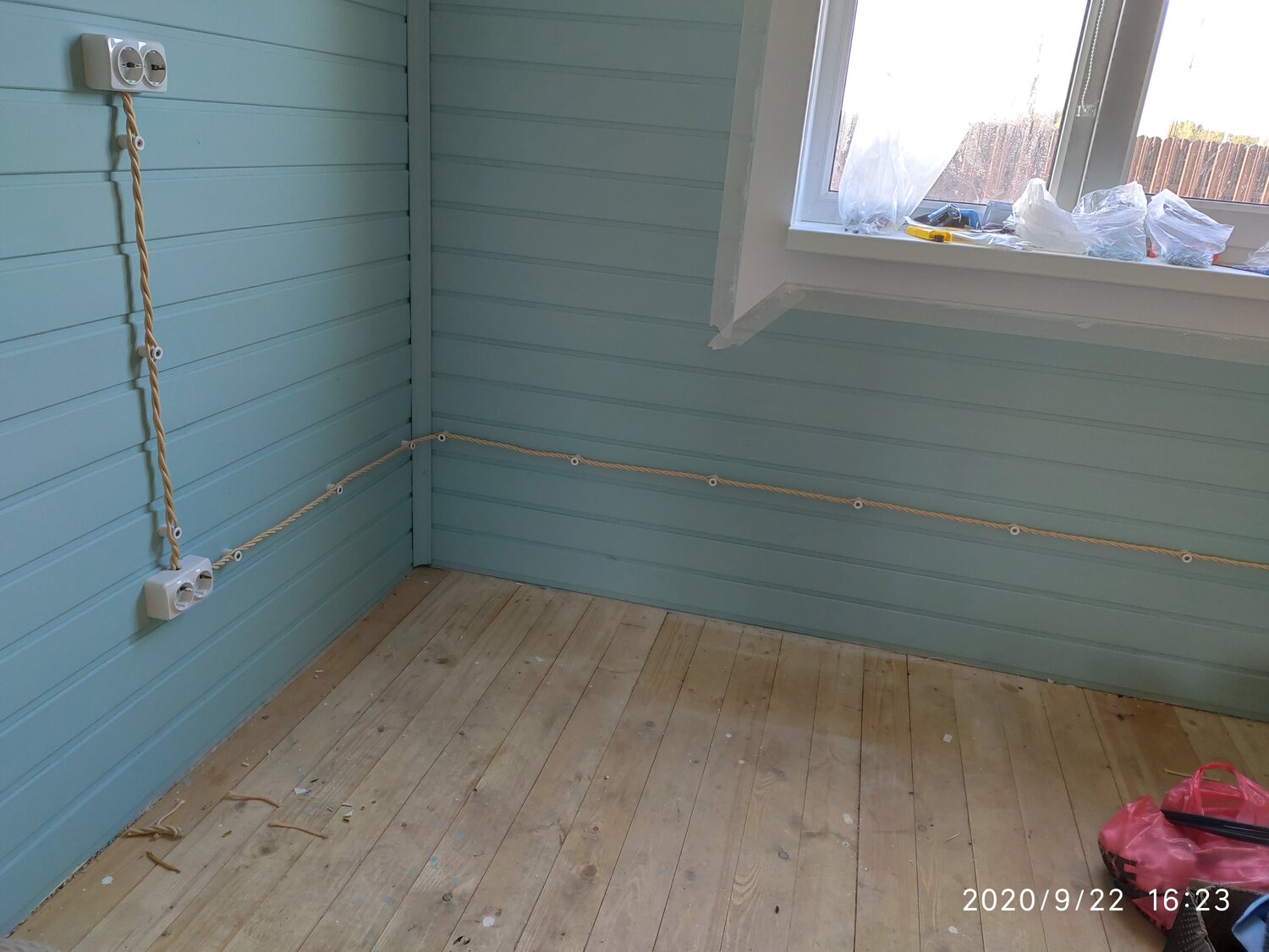 электрика в коробах в деревянном доме, проводка в деревянном доме, электрика в деревянном доме, монтаж проводки в деревянном доме, наружная проводка в каркасном доме