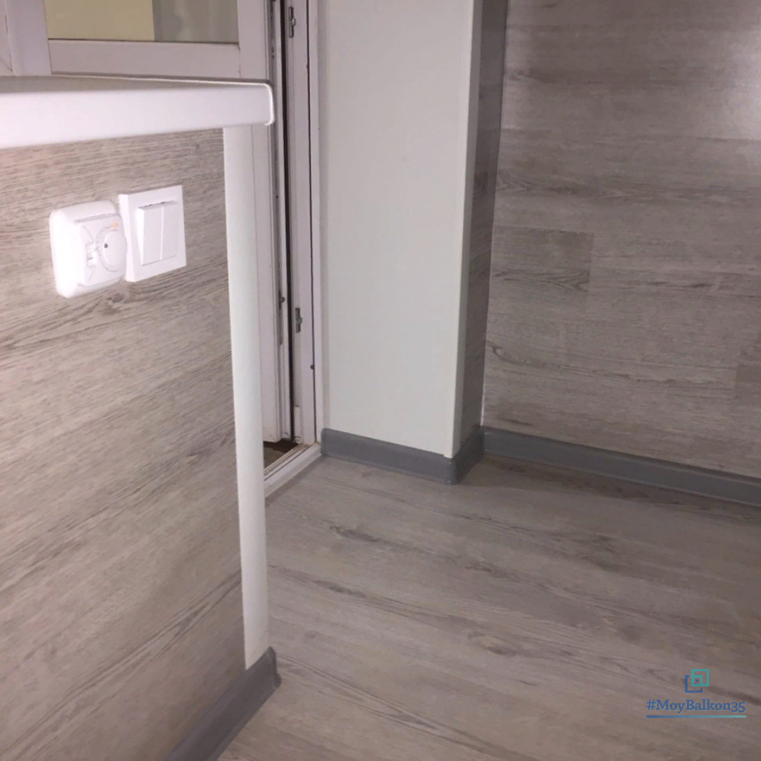 отделка балкона ламинатом, ламинат на лоджии совмещенной, балкон обшитый ламинатом под серый пол, балкон ламинатом, обшивка лоджии ламинатом