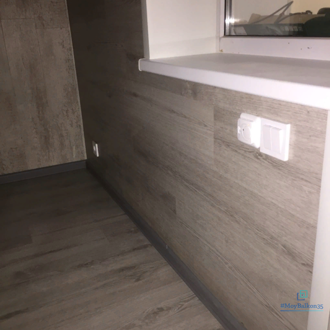 отделка балкона ламинатом, обшивка балкона ламинатом, обшивка лоджии ламинатом, балкон обшитый ламинатом под серый пол, балкон ламинатом