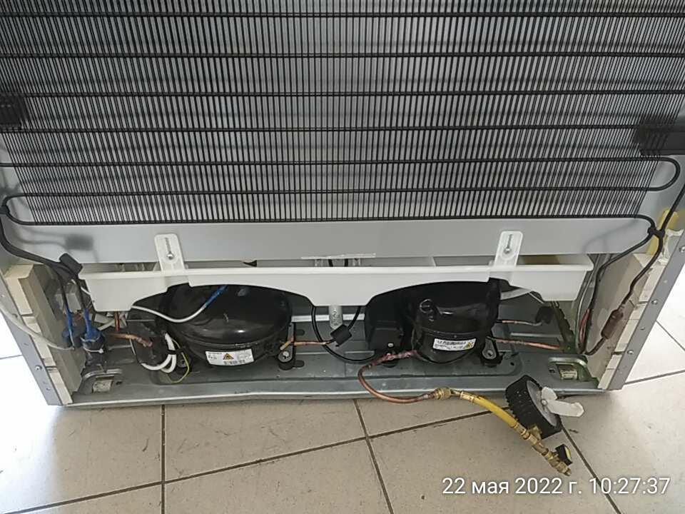 холодильник, горенье холодильник сзади, холодильник бош kgv36v25 слив конденсата вид задней стенки, испаритель, ремонт холодильника