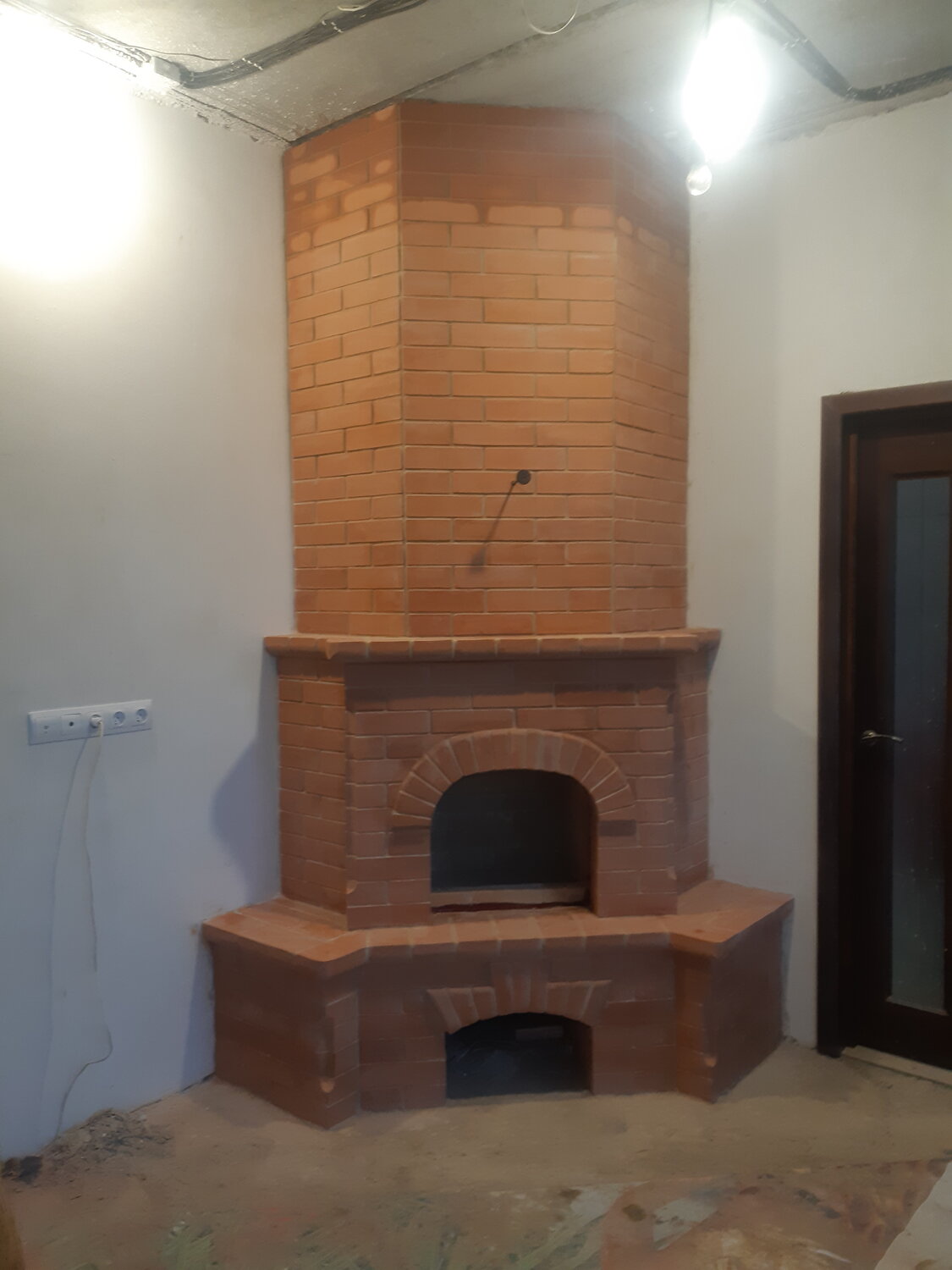 угловая печь-камин из кирпича, угловой камин из кирпича, печь камин кирпичная, камины печи, русская печь камин