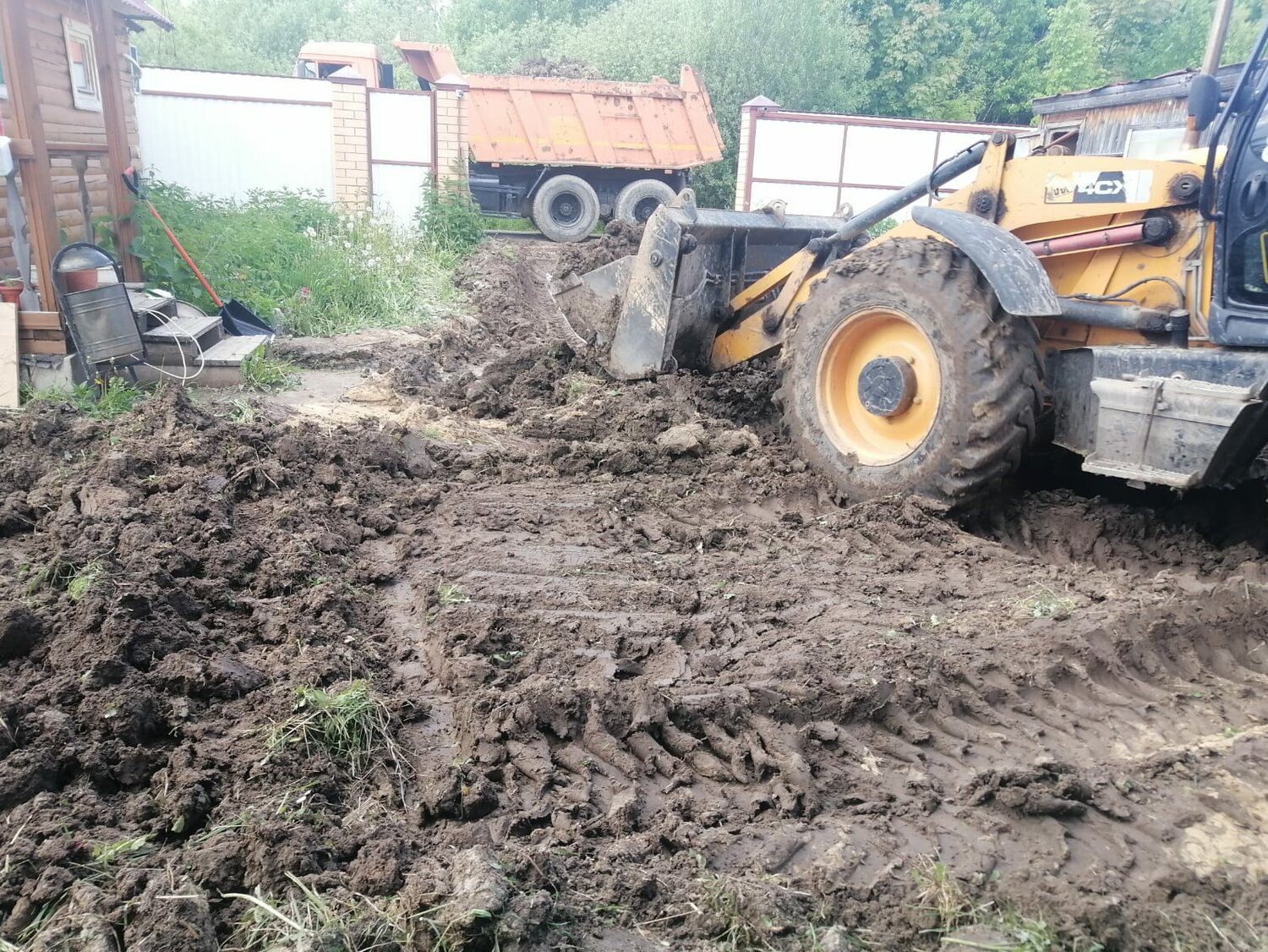 разравнивание грунта трактором, провал грунта, выравнивание участка, выравнивание участка трактором, выравнивание участков