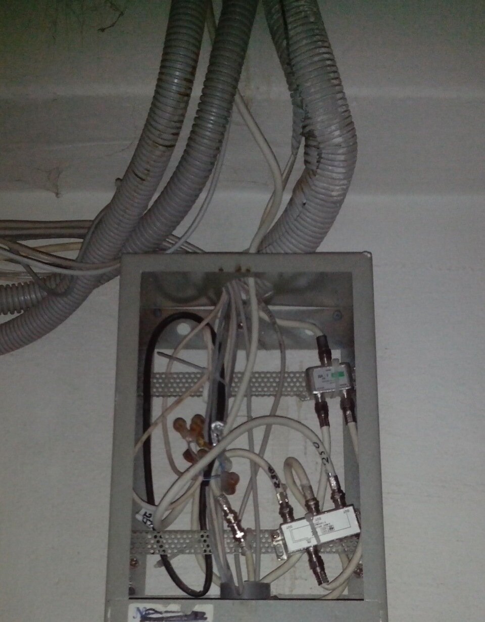 разводка слаботочного щита, слаботочный щиток в подъезде, расключение слаботочного щитка, разводка проводов, слаботочный щит