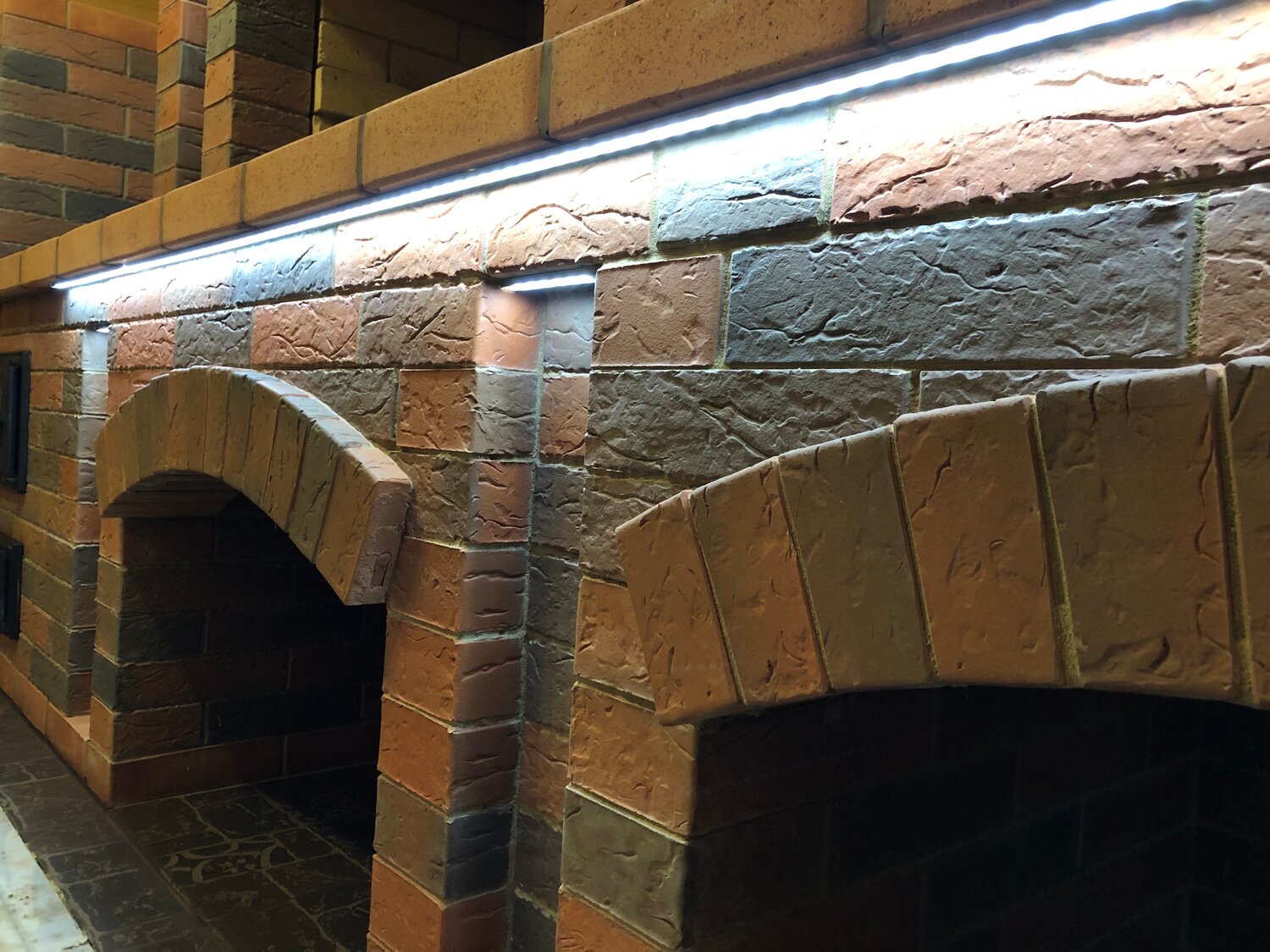 декоративный камин из кирпича, камин в кирпичной кладке, кирпичный камин, кладка камина, отделка печи