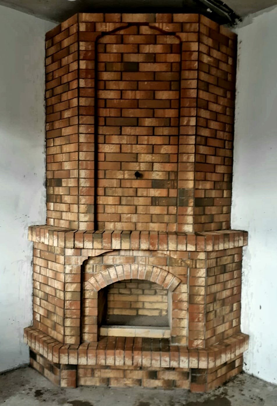 камин из старинного кирпича, кирпичная печь камин, печь камин из кирпича, камины из кирпича, камины печи