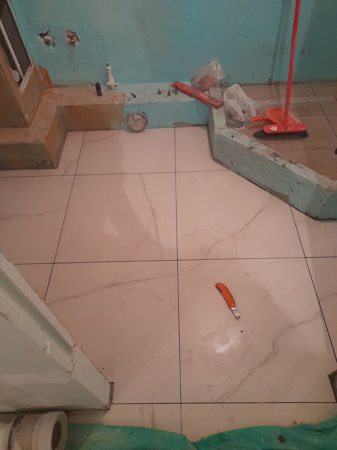 укладка плитки на пол в ванной, укладка плитки, укладка плитки в ванной, гидроизоляция ванной комнаты под плитку, укладка плитки на пол
