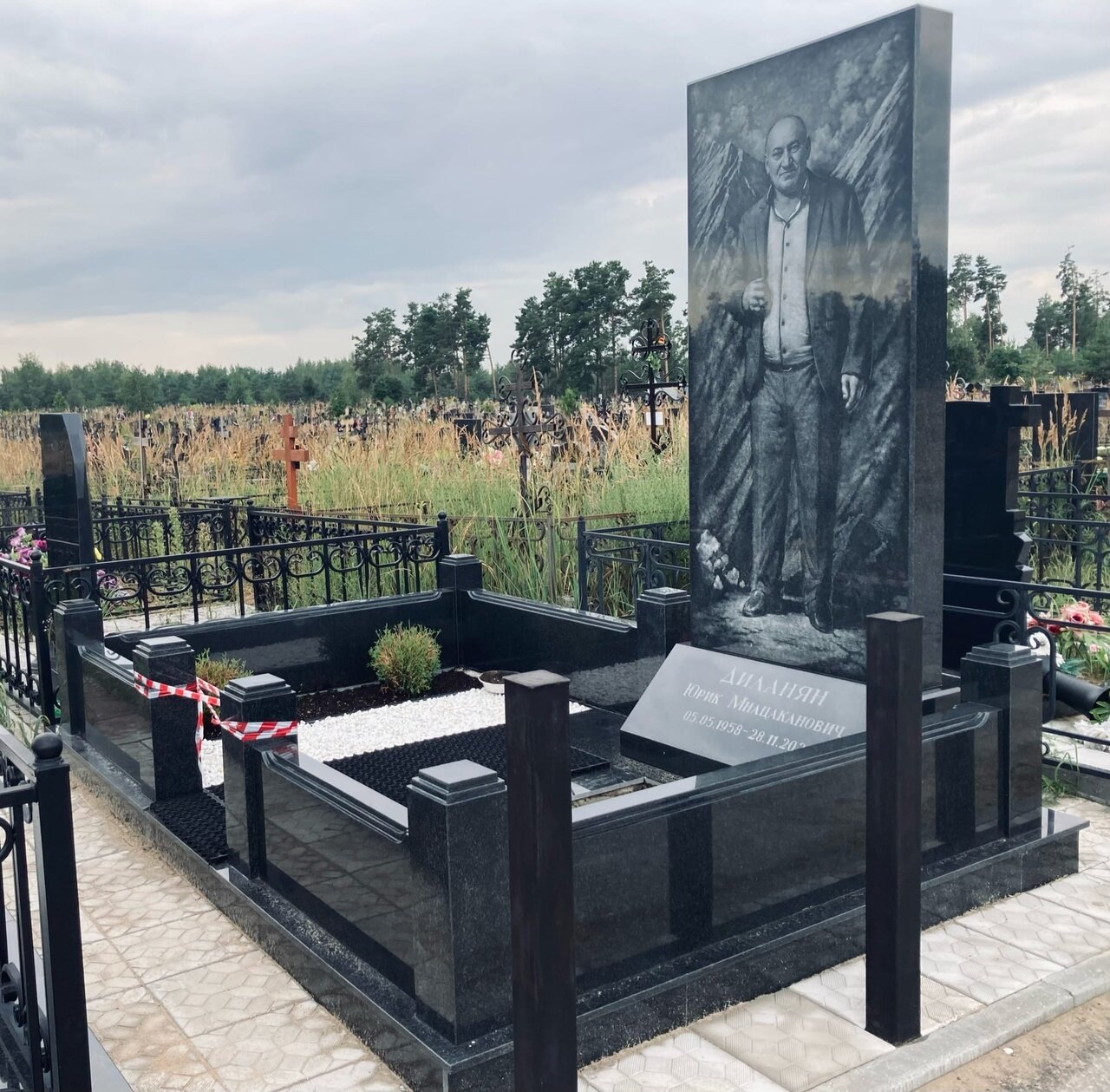 гранитный памятник, памятники на могилу, эксклюзивные памятники на могилу, надгробные памятники, памятник