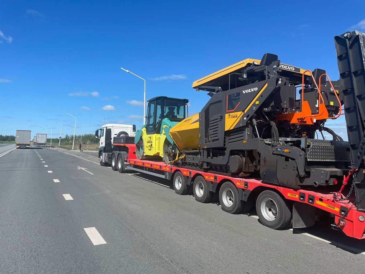 трал faymonville stn-3au, перегружатель асфальта vogele mt 3000-, трал ман с faymonville, асфальтоукладчик dynapac f14, дорожная техника