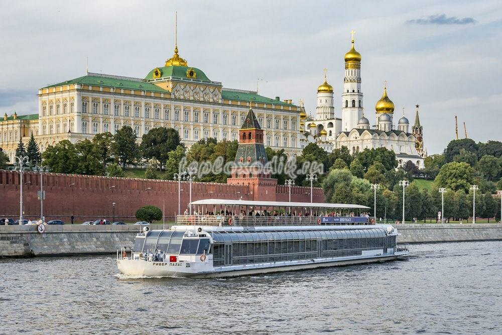 теплоход по москве реке москва 61, теплоход по москве, теплоход у кремля москва, теплоход рэдиссон, прогулка на теплоходе по москве