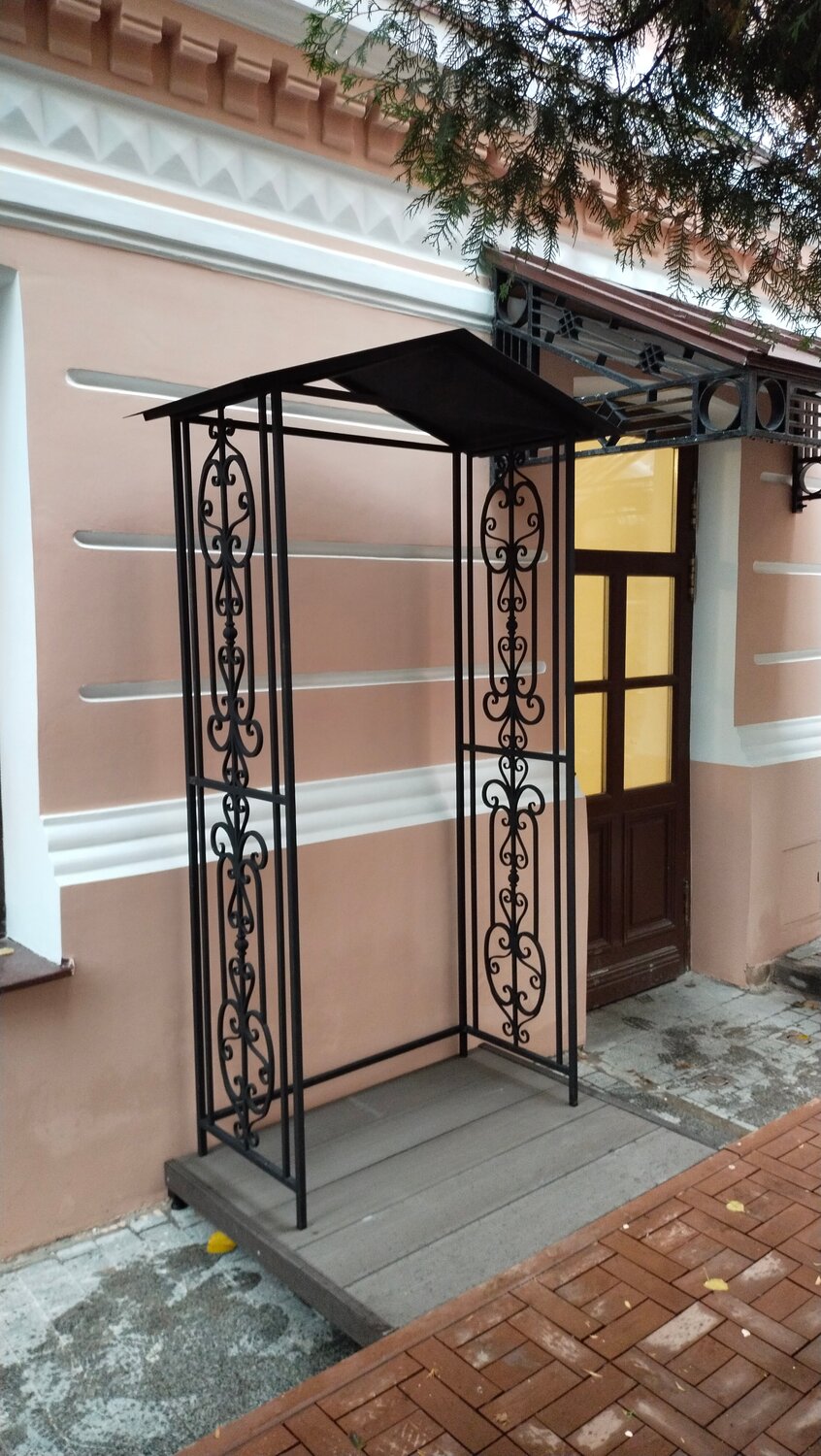 кованые козырьки над крыльцом, кованые козырьки, кованые козырьки над входом, крыльцо в частном доме, навес на крыльцо