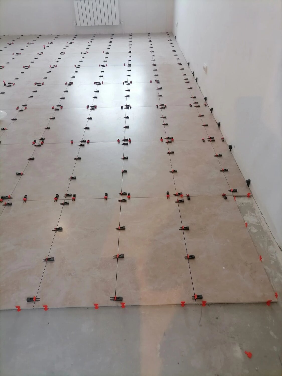 укладка плитки, системы выравнивания плитки, укладка плитки на пол, выравнивание плитки, укладка плитки со смещением