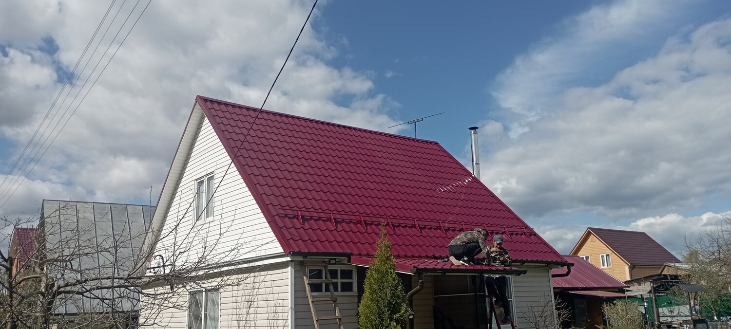 фронтон крыши из металлочерепицы, мансардная крыша металлочерепица, крыша металлочерепица, двухскатная крыша металлочерепица, двускатная крыша металлочерепица