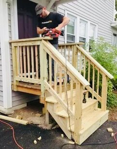 деревянные перила для крыльца, деревянная лестница для крыльца, крыльцо для дачи, крыльцо дома, крыльцо из дерева