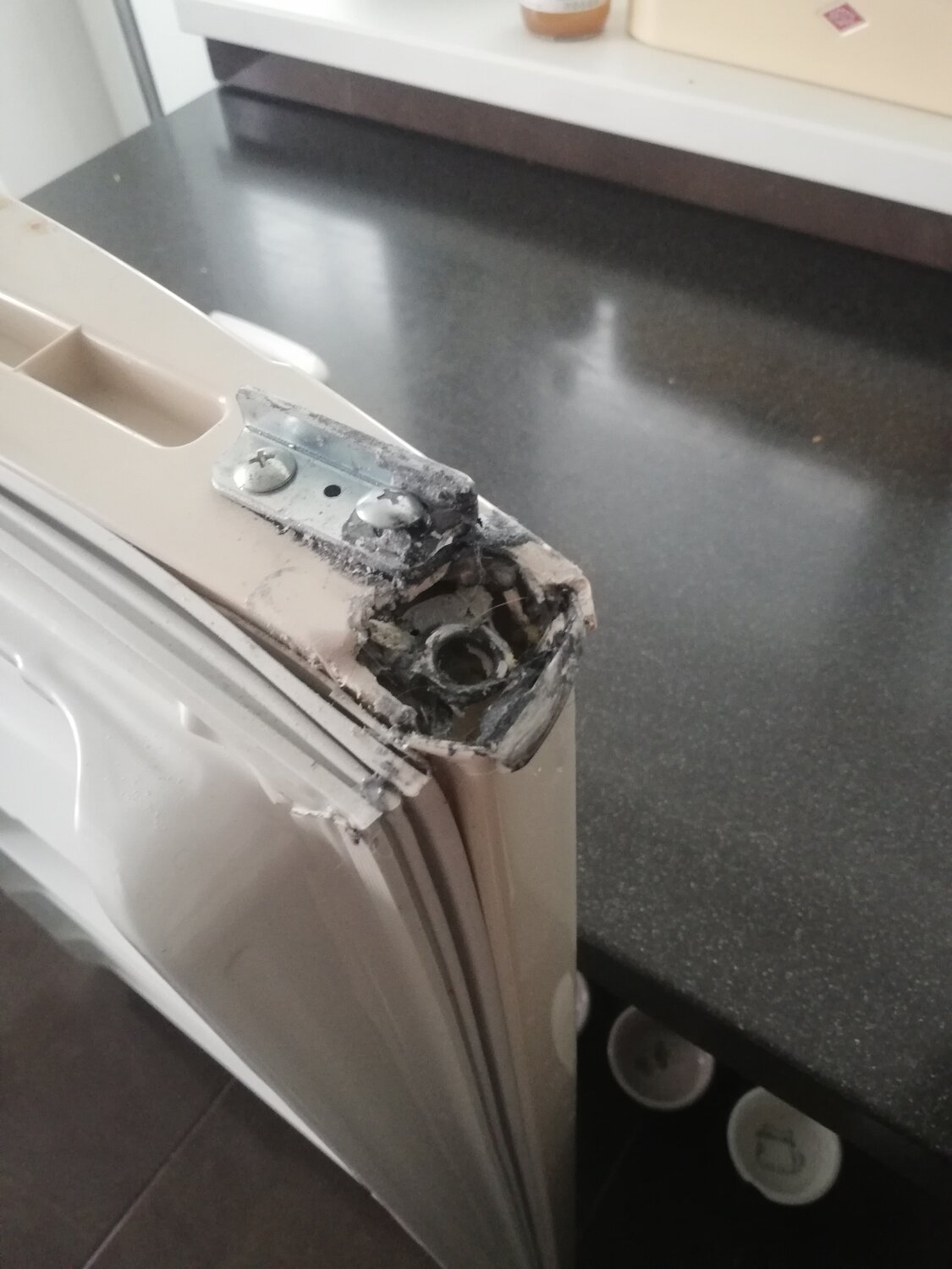 дверь холодильника, перевесить дверь холодильника, перевеска двери холодильника, бытовая техника, тен стиральной машины