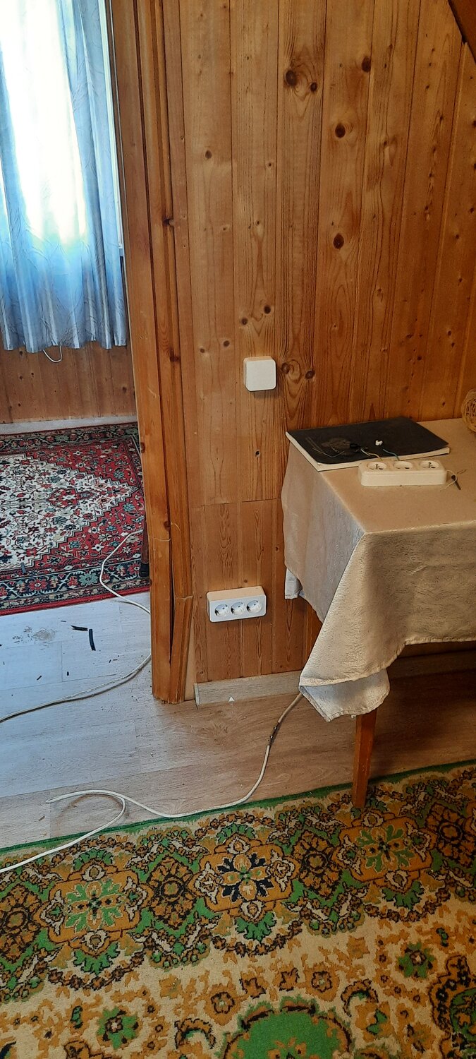 электропроводка в деревянном доме, монтаж электропроводки, монтаж электропроводки на даче, розетки в деревянном доме, электропроводка в бане