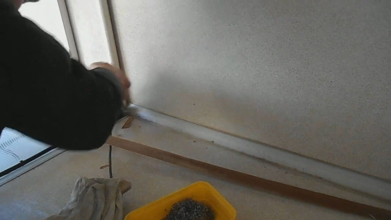 плинтус на пол, плинтус, монтаж плинтуса, установка плинтуса, напольный плинтус