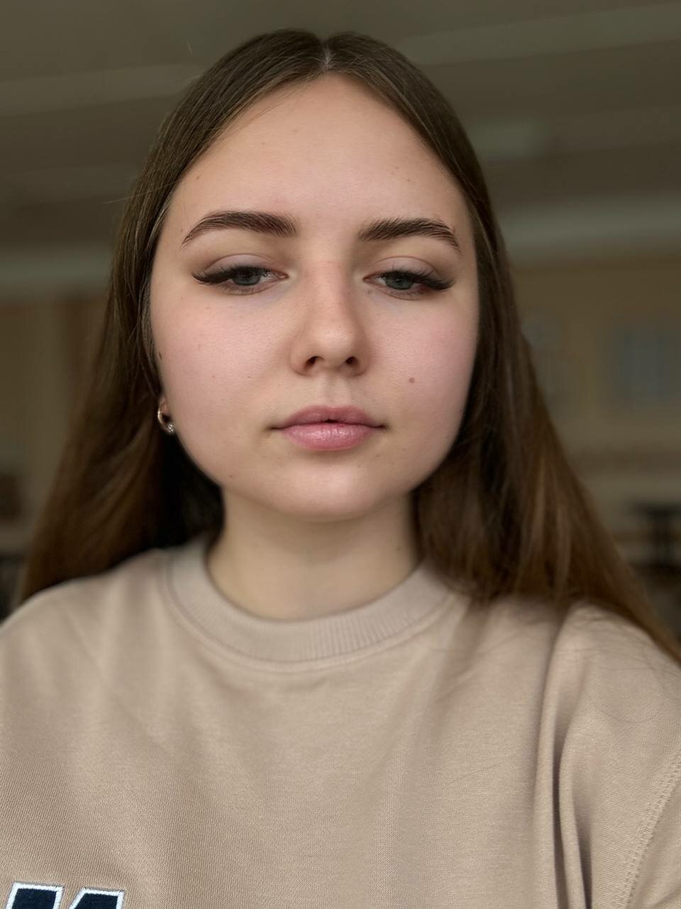 девушка, на бровях, окрашивание бровей, макияж бровей, макияж