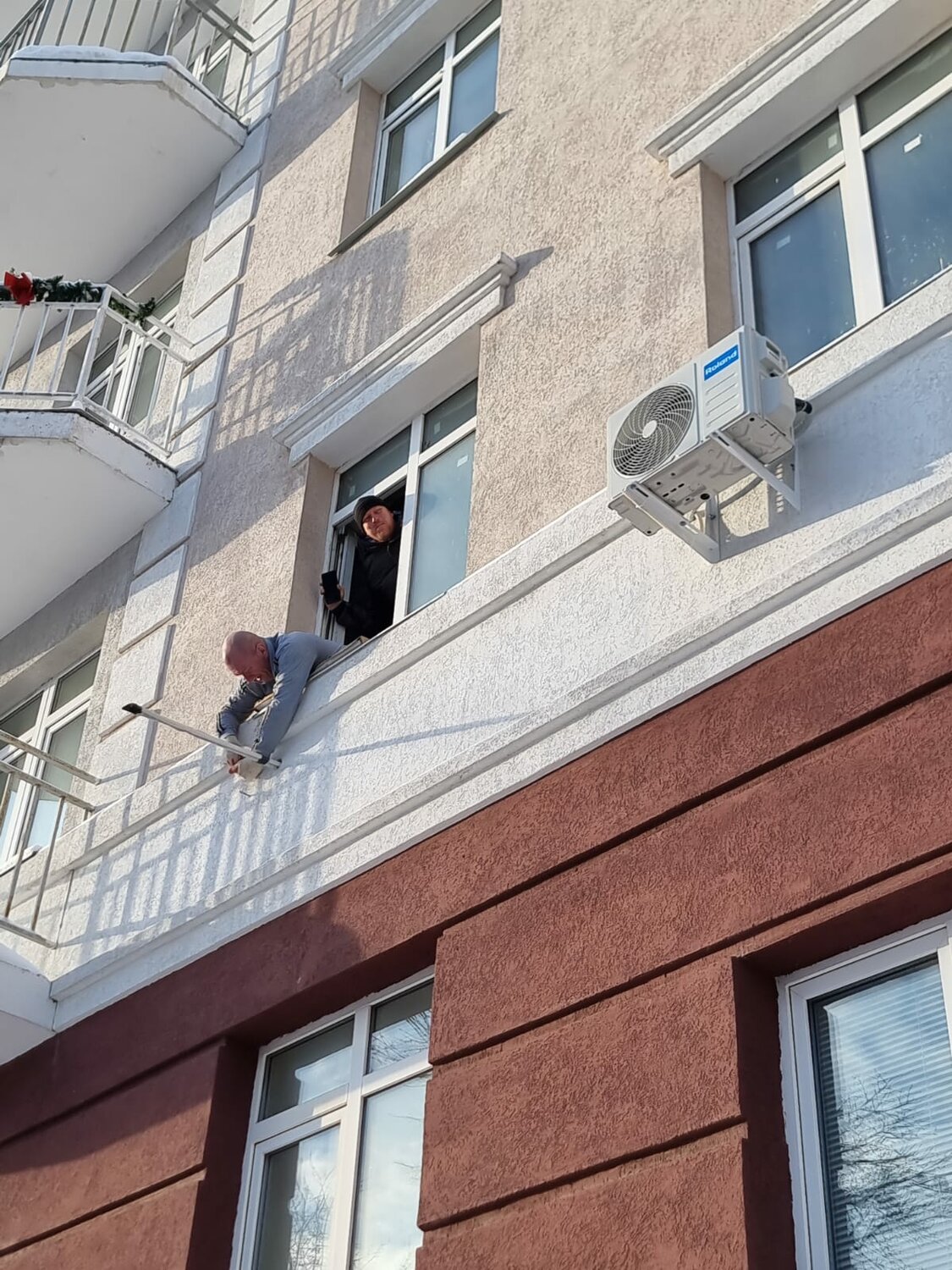 межпанельные швы в панельном доме, монтаж кондиционера, кондиционер на фасаде, герметизация швов в панельном доме, кондиционер