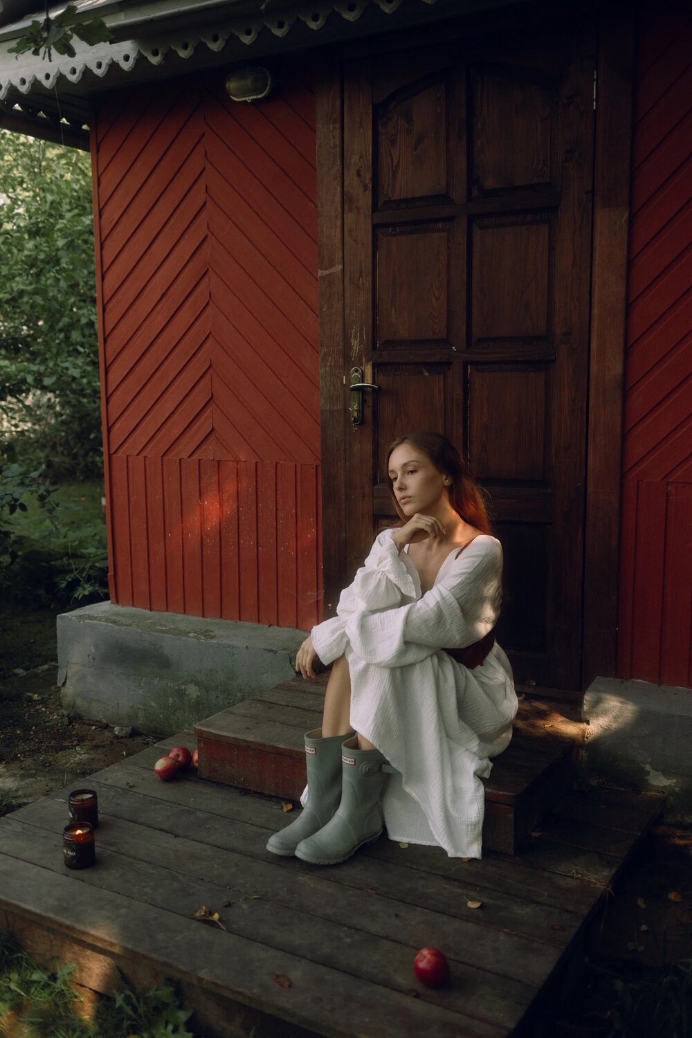 девушка, девушка в деревне, в деревне, девушка на крыльце, красива девушка