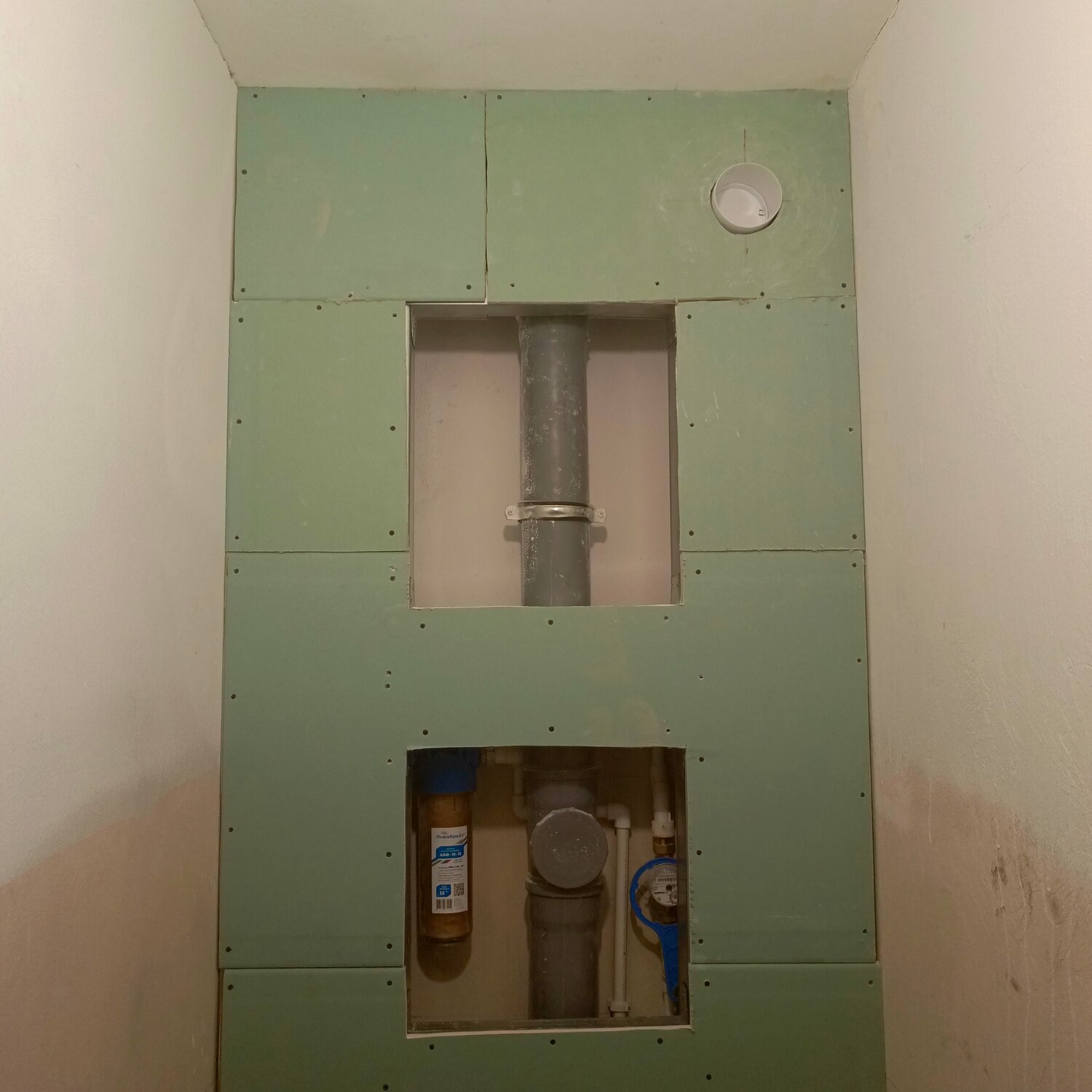 короб в туалете из гипсокартона, короб для труб в ванной из гипсокартона, короб для труб в туалете, зашить трубы в туалете, сантех короб гкл