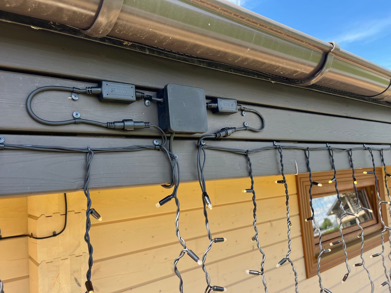 ввод электричества в дом, крепеж для уличной гирлянды, сип 16 ввод в деревянный дом, ввод сип в дом, ввод кабеля в дом