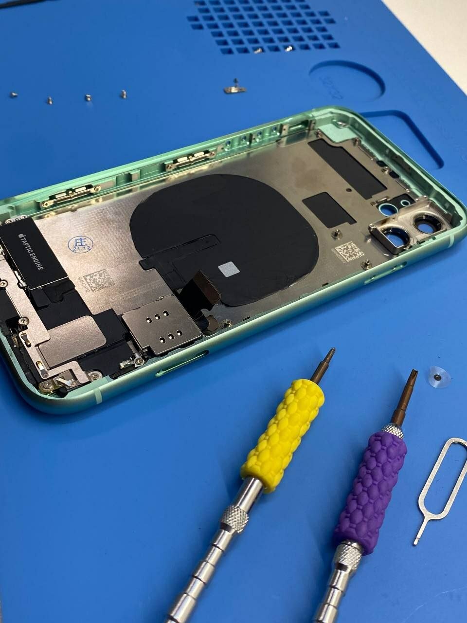 iphone 8 в разборе, корпус iphone 11, внутренности айфона, разобранный айфон, 11 pro max iphone