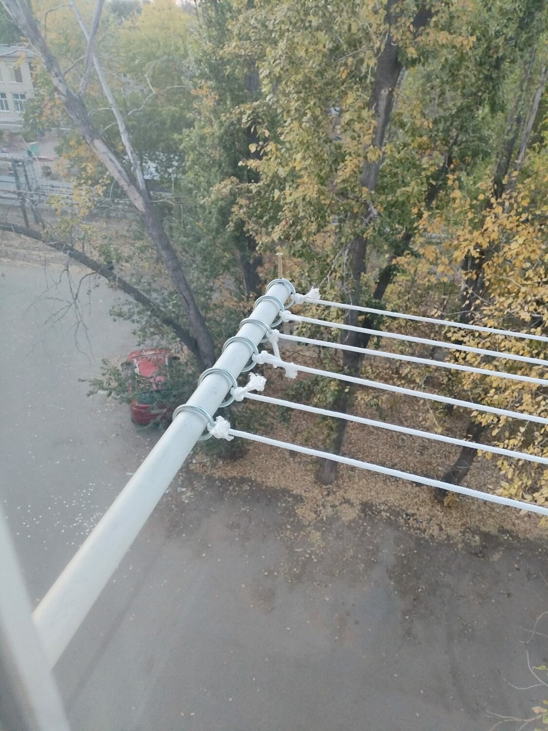 сушилка для белья за окном, сушилка для белья на балкон наружная, сушилка для белья за балконом, сушилка для белья на балкон, сушилка для белья gimi настенно-потолочная lift 200