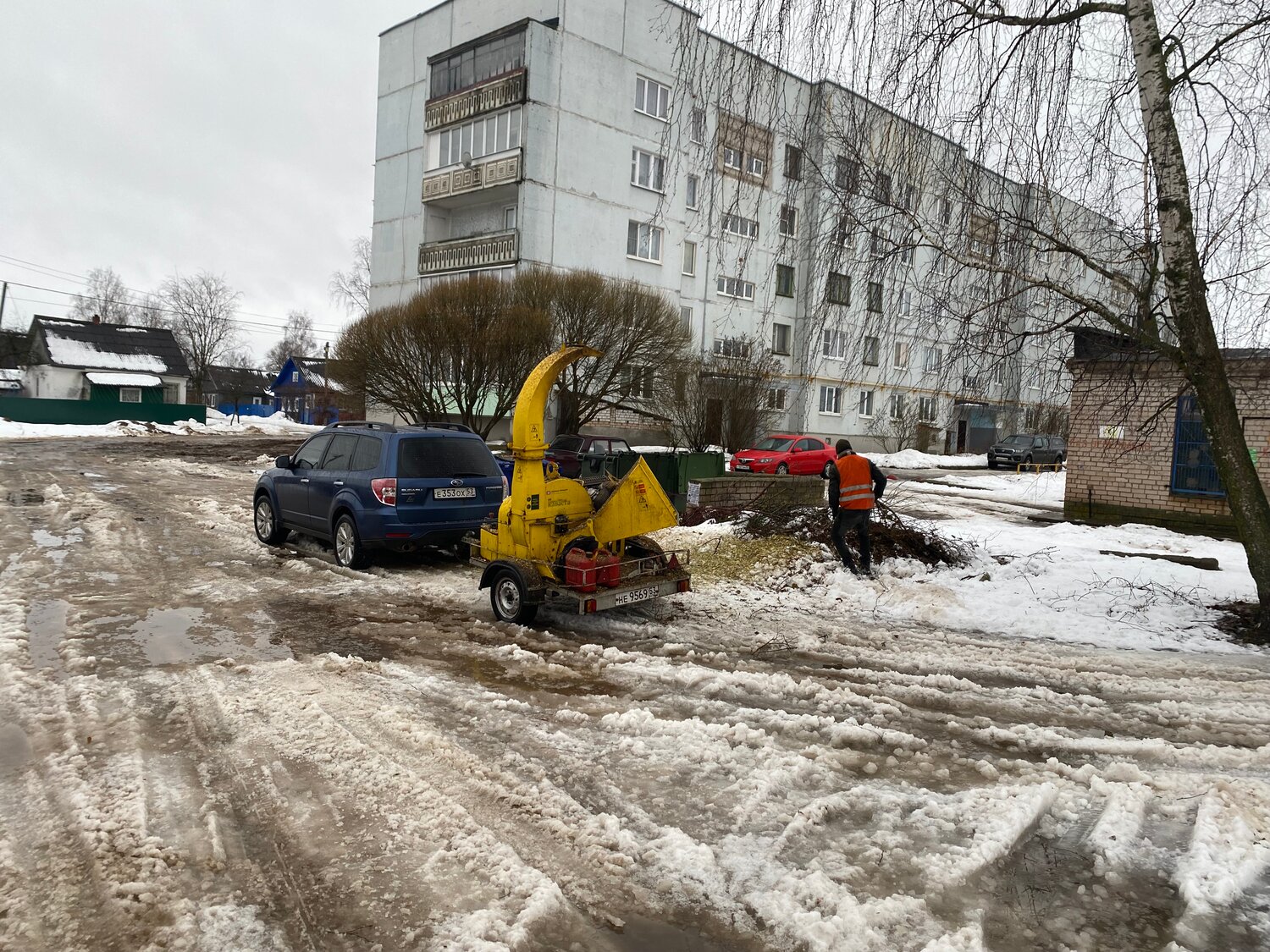 уборка снега, зимой, во двор, александра невского 28 великий новгород, уборка
