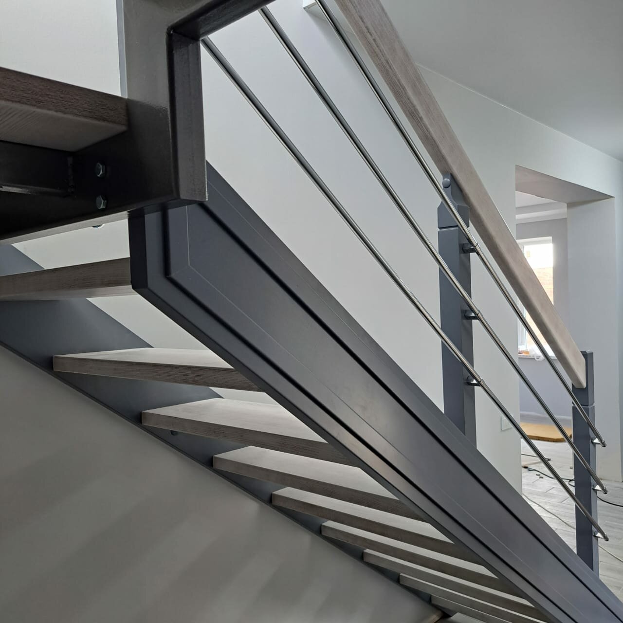 металлическая лестница, перилла loft, лестниц, лестница на металлокаркасе, наяда стеклянное ограждение лестницы