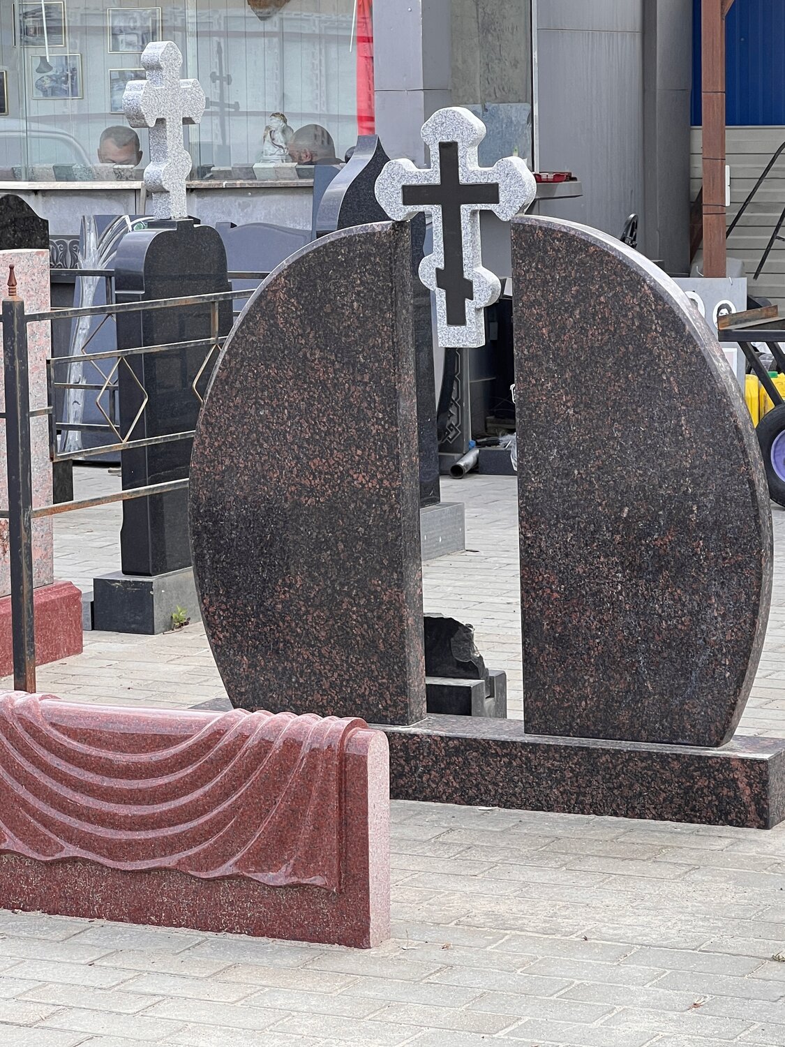 памятник, памятники из дымовского гранита комбинированные, комбинированные памятники из гранита на могилу вп254, гранитные памятники, гранитные памятники данила мастер на 2 могилы
