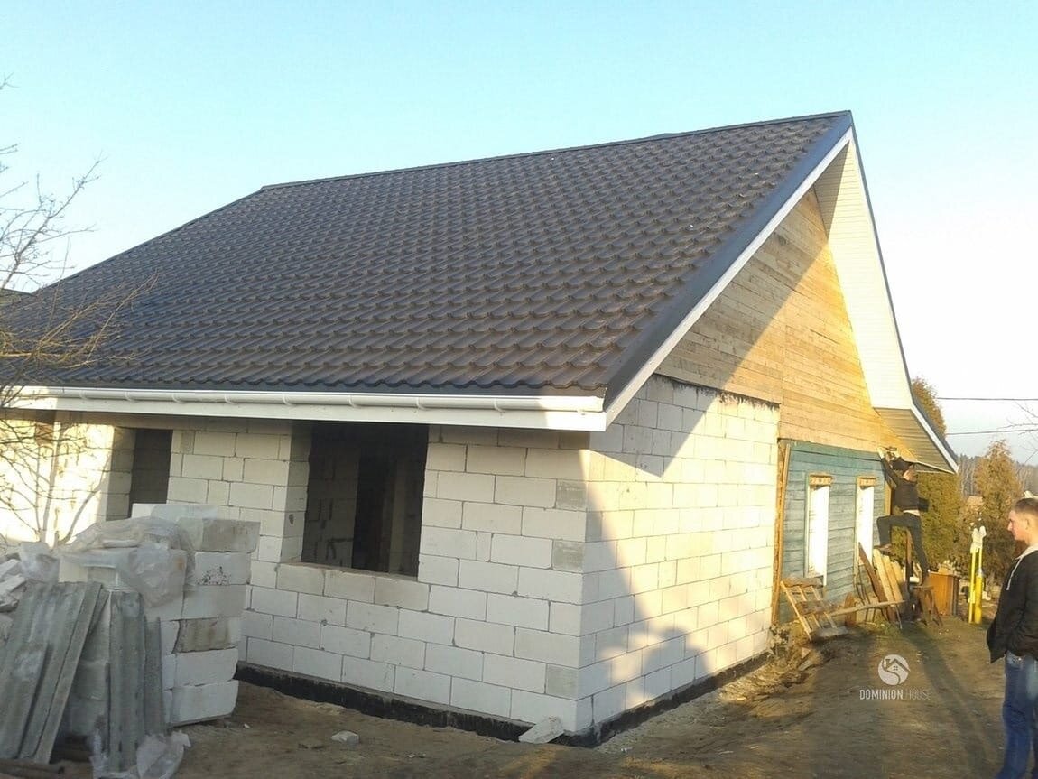 одноэтажный дом из газоблока, вальмовая крыша одноэтажного дома из газобетона, кровельные работы, строительство дома из газобетона, дом из газобетона