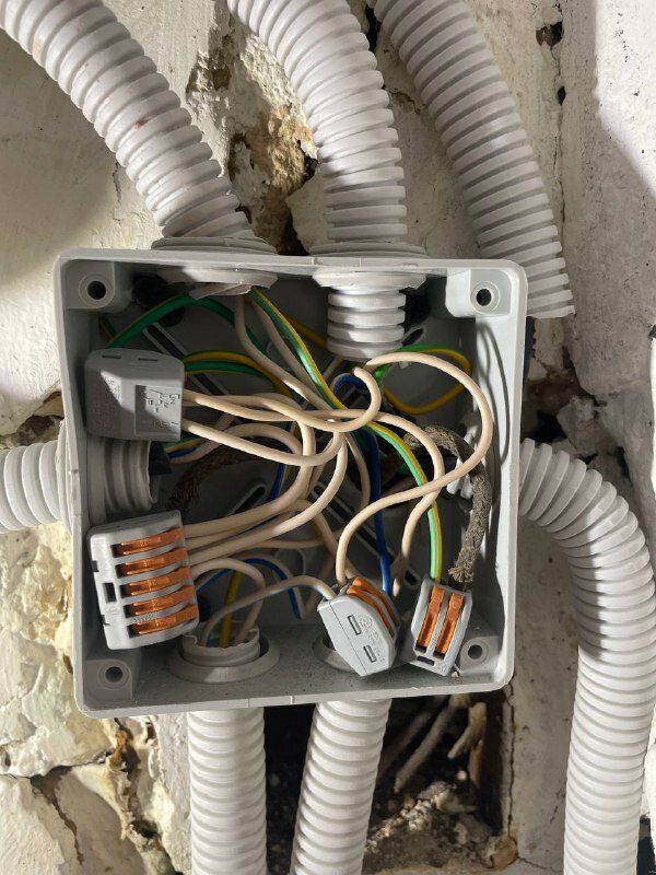 распределительная коробка для электропроводки, распредкоробка для электропроводки, монтаж проводов в распределительной коробке, виды распределительных коробок для электропроводки, распаячная коробка