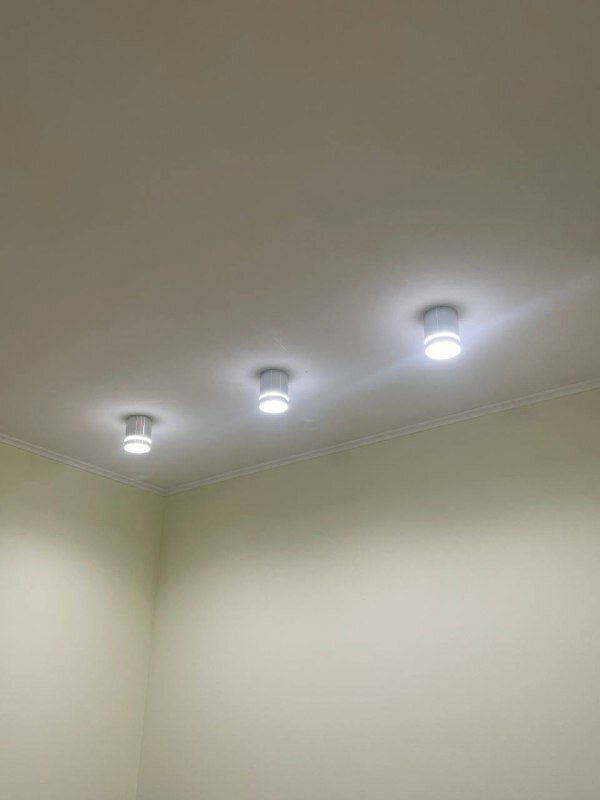 cветильник потолочный для натяжного потолка, потолочный светильники, натяжной потолок со светильниками, расположение светильников на натяжном потолке, накладные светильники на потолок