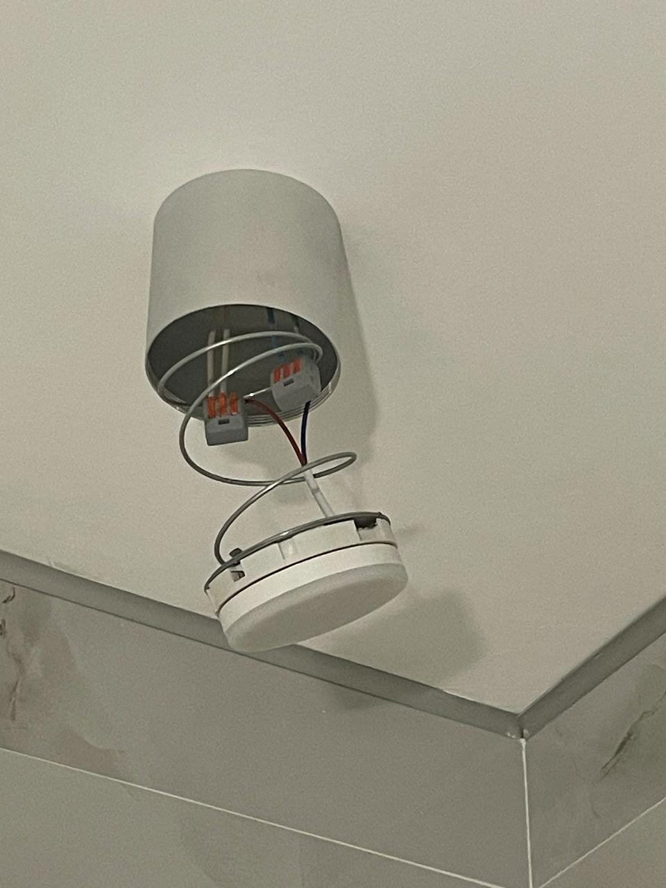 потолочный светильники, датчик пожарной сигнализации на потолке, пожарная сигнализация на потолке, аврора-д-про извещатель пожарный, противопожарные датчики