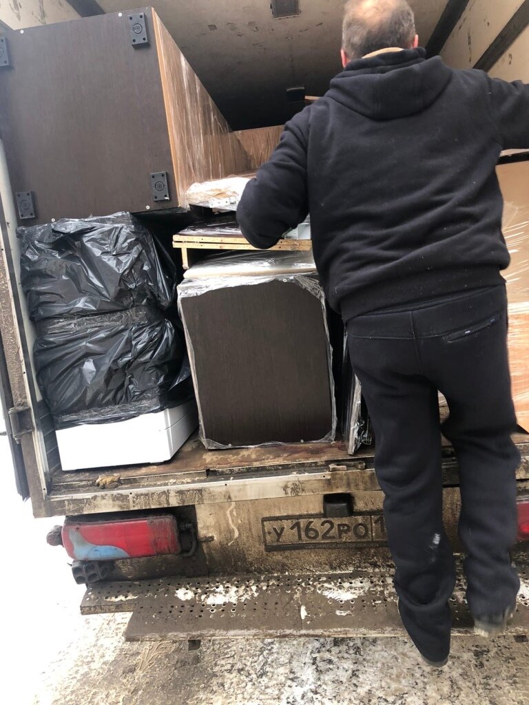 грузчики переезды, грузчики, грузчики грузят в машину, грузчики грузят мебель, перевозка мебели