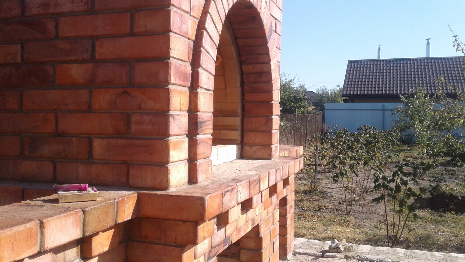 арка барбекю из кирпича, барбекю из кирпича, кирпич для печей, мангал из кирпича, арка кирпичного мангала