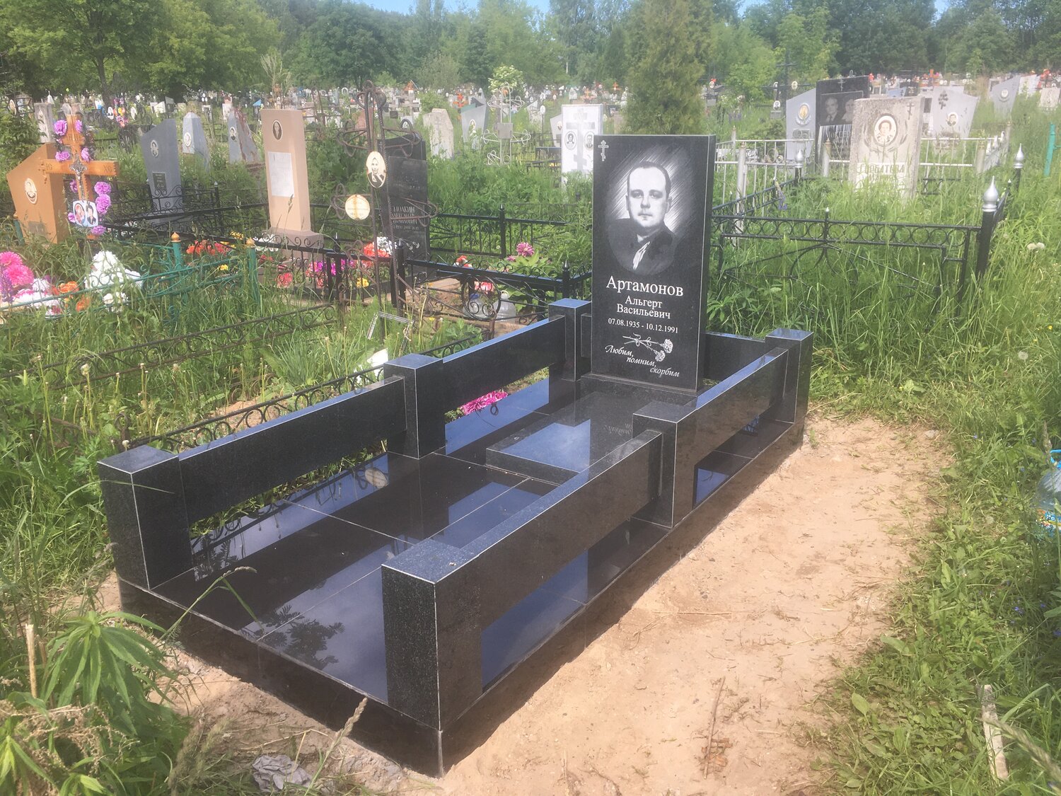 памятник из гранита на могилу для двоих, изготовление памятников, благоустройство мест захоронения, гранитный памятник и оградки на кладбище, памятник на 3 могилы недорогие