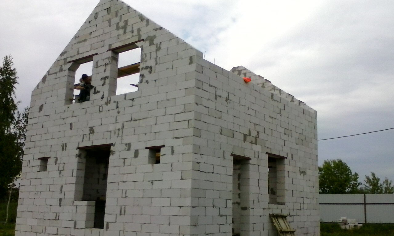 строительство дома из пеноблоков, фронтон из газоблоков, газобетон блоки, газобетон, дом из газосиликатных блоков