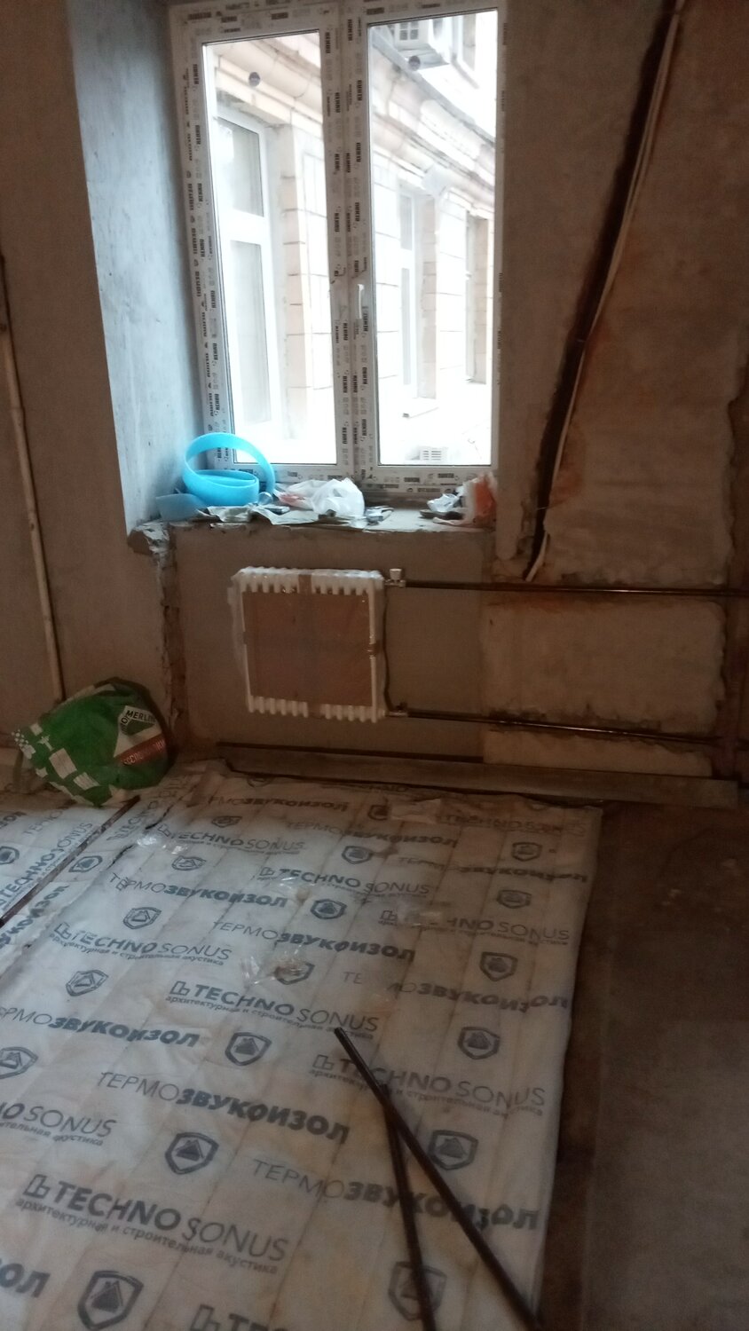 подоконный блок в кирпичном доме, демонтаж подоконного блока в кирпичном доме, подоконный блок, квартира, демонтаж подоконного блока вид снаружи