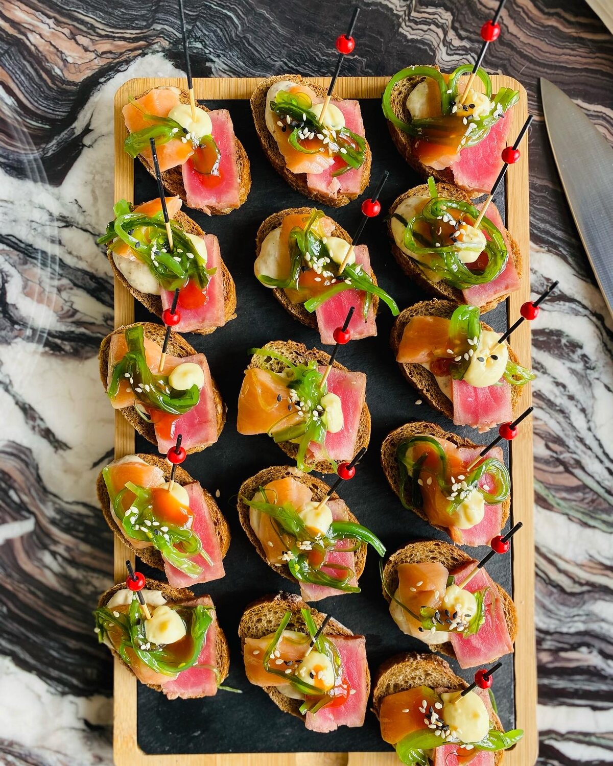 брускетта, мини закуски, ассорти брускетт, брускетта азбука вкуса, закуски канапе