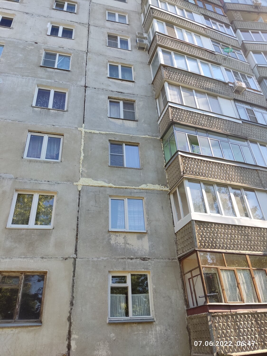 здание, дом жилой, фасад здания, панельный дом балконы над подъездом, улица
