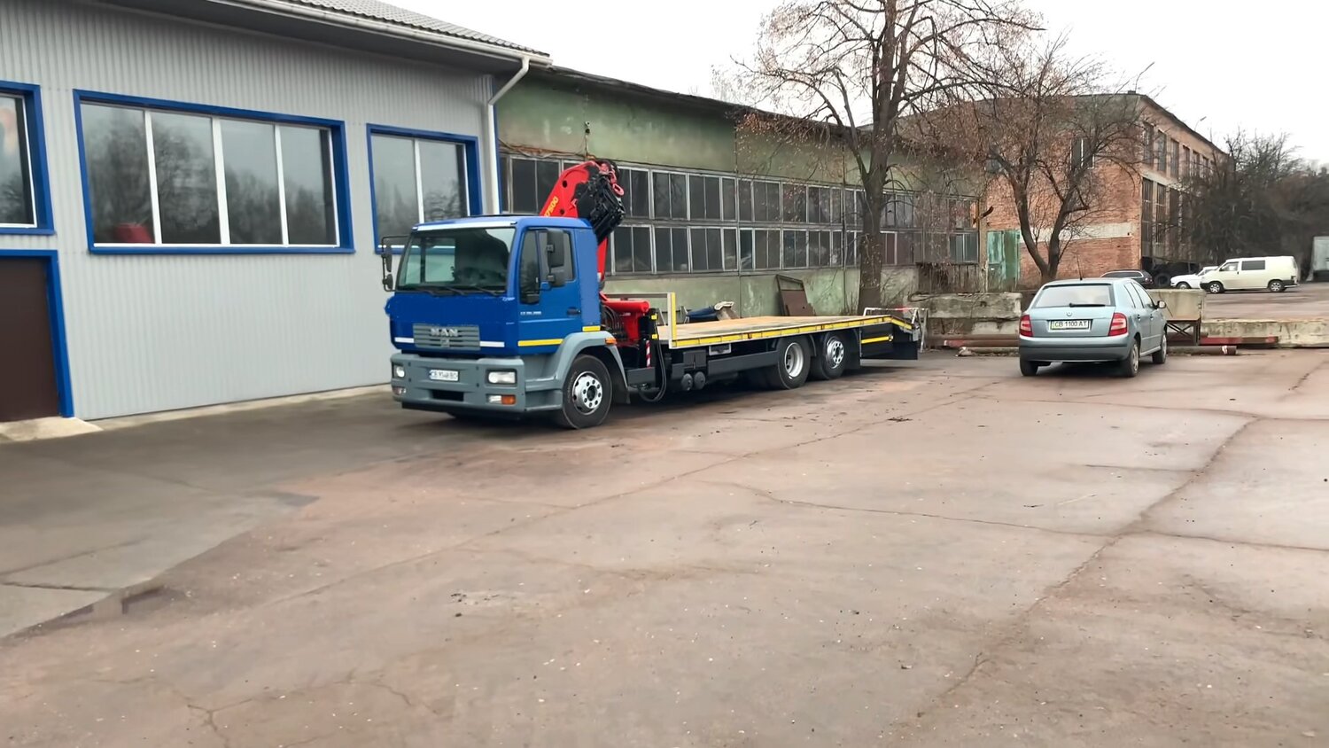 низкорамный манипулятор mitsubishi, эвакуатор с кму, эвакуатор, mercedes benz atego эвакуатор, бурильно-крановая машина taurus 086 - isuzu forward ￼