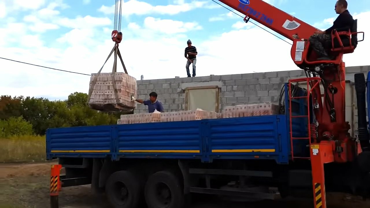 камаз kanglim разгрузка кирпича, камаз манипулятор, манипулятор камаз на стройке, кран манипулятор, кран манипулятор 390206 с люлькой